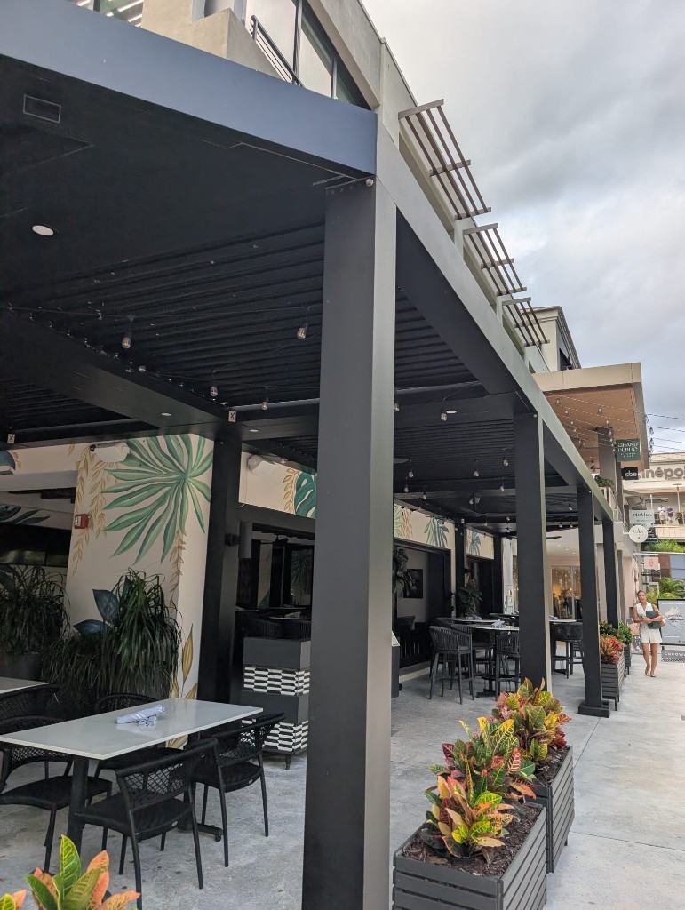 Custom aluminum pergola covering a restaurant patio